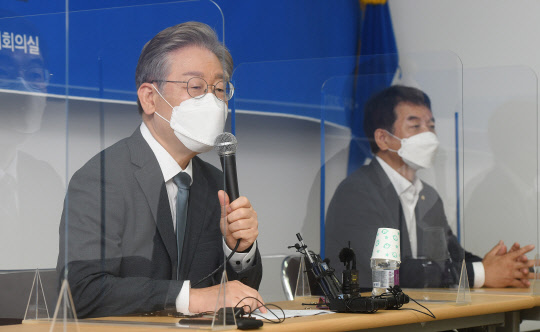 이재명(왼쪽) 경기도지사가 2일 더불어민주당 충북도당 사무실에서 기자간담회를 하고 있다.연합뉴스·충북지역언론사공동취재단 제공